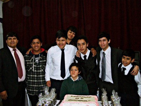 Los pastores y los jóvenes de la iglesia
