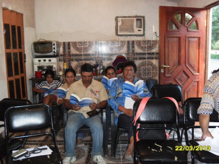 Reunión en un hogar de Loreto