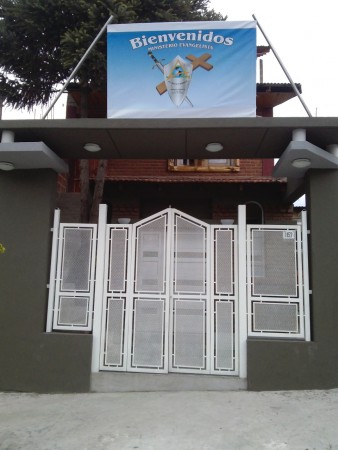 Frente del templo local