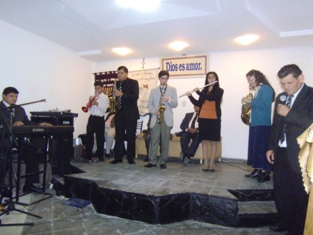 Gloria, gloria,  aleluya interpretada por instrumentos de viento 